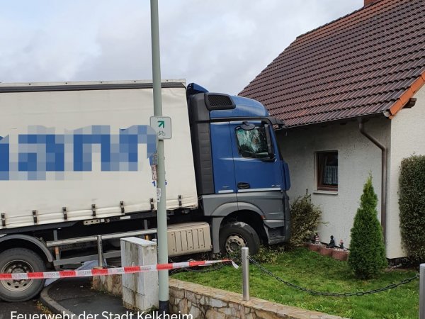 LKW in Haus