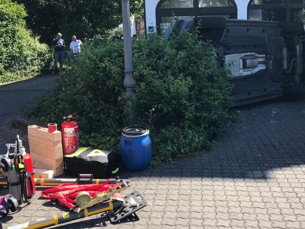 Verkehrsunfall mit eingeschlossener Person