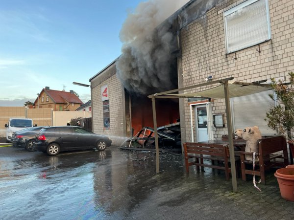 Feuer in Lagerhalle