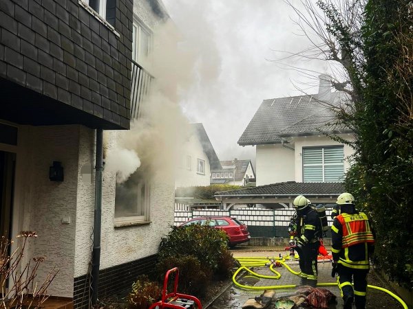 Feuer in Gebäude – Menschenleben in Gefahr