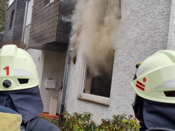 Feuer in Gebäude – Menschenleben in Gefahr