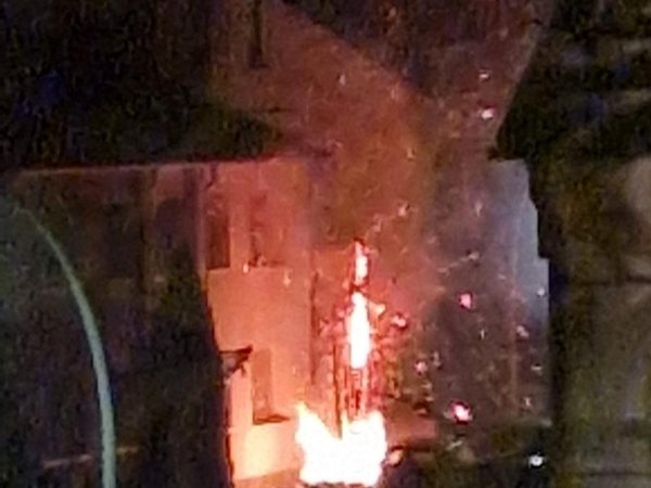 Brand am Gebäude – Brennt Hecke