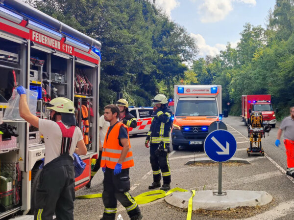 Verkehrsunfall – eingeklemmte Person